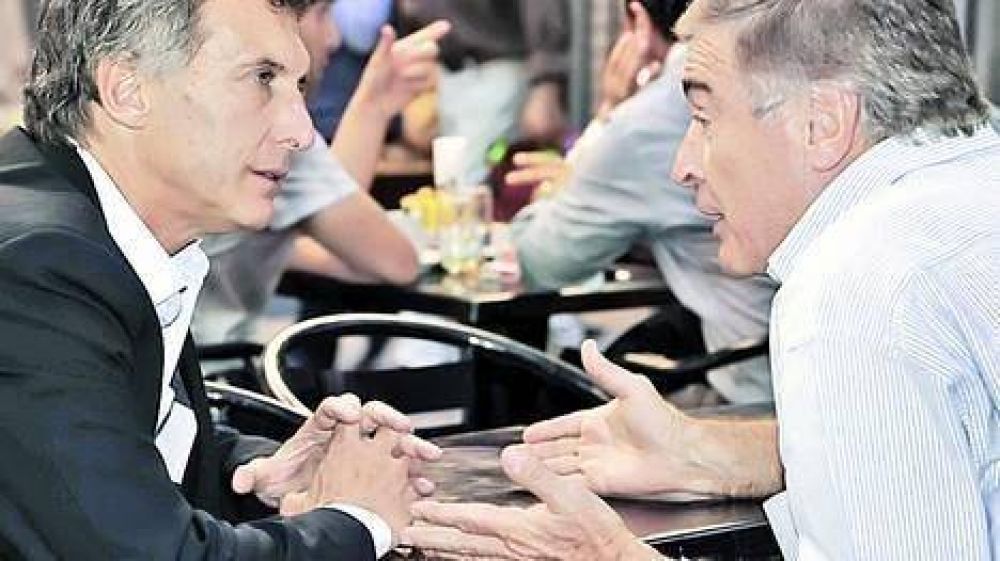 Los coqueteos de Binner y Macri dividen a la UCR con miras al 2013
