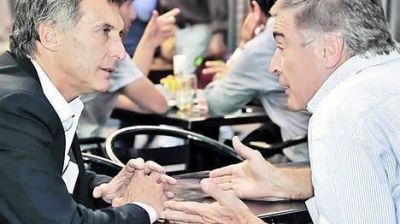 Los coqueteos de Binner y Macri dividen a la UCR con miras al 2013