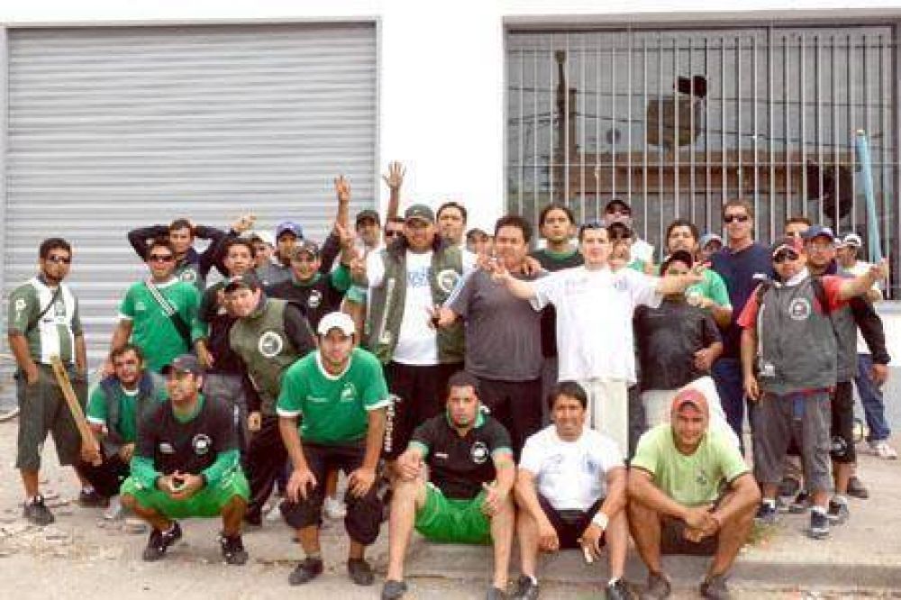 Camioneros acampan frente a Camuzzi y temen que la represi�n sea parte de la pol�tica de estado 