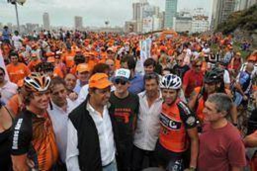 Una multitud en la "caminata saludable" en Mar del Plata