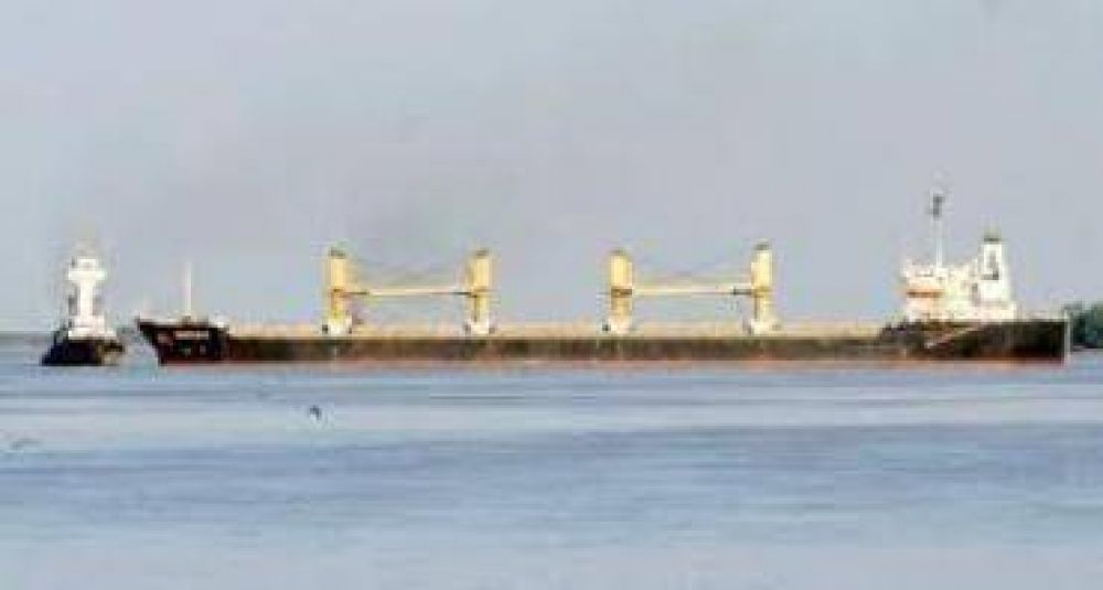 Un buque varado complica el funcionamiento del puerto cerealero de Rosario