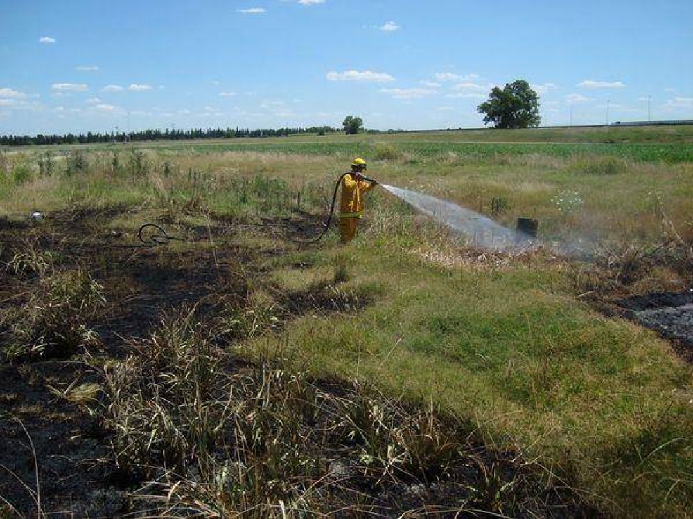 Bomberos sin descanso: Contin�an los incendios de pastos y basura