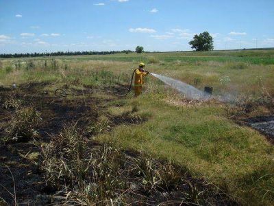 Bomberos sin descanso: Contin�an los incendios de pastos y basura