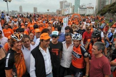 Una multitud asisti� a la bicicaminata