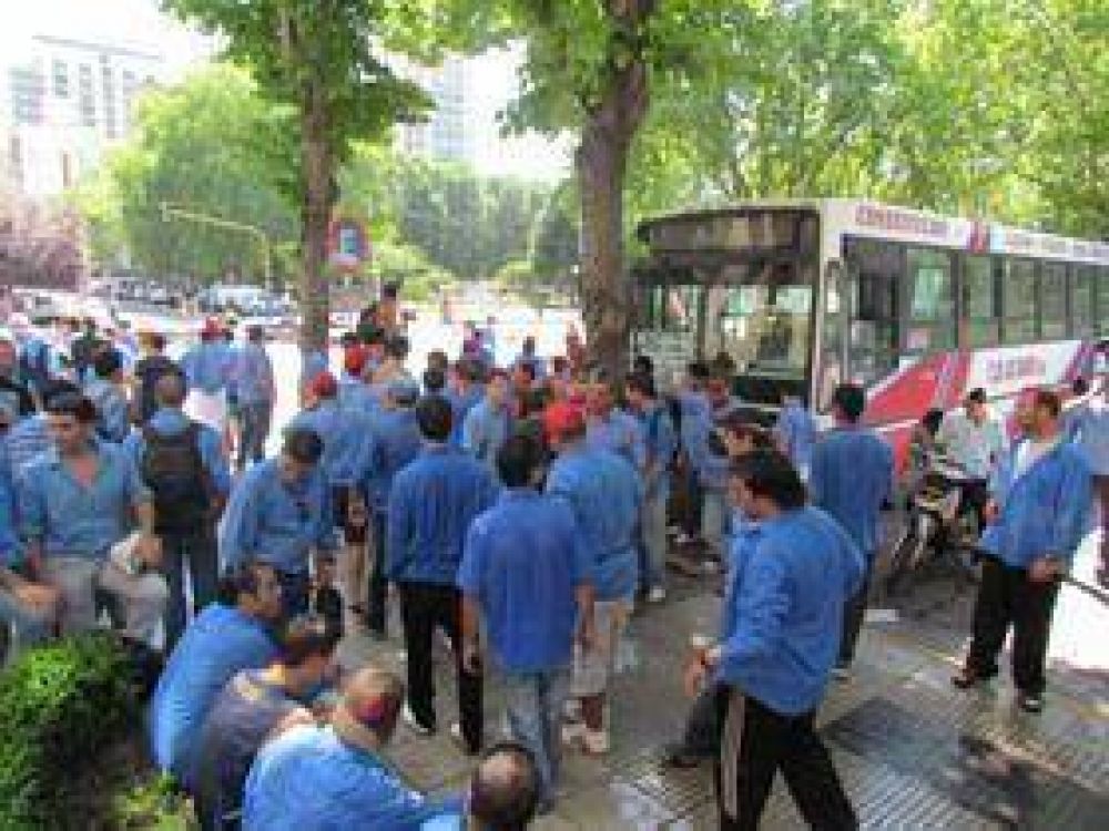 Buscan destrabar el conflicto con la l�nea 581