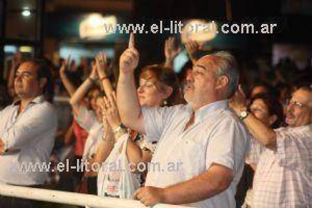 Acompa�amiento pol�tico como reconocimiento al festival