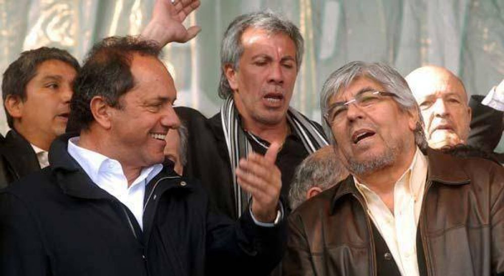 Scioli le pidi� a Moyano que revea su renuncia al PJ 