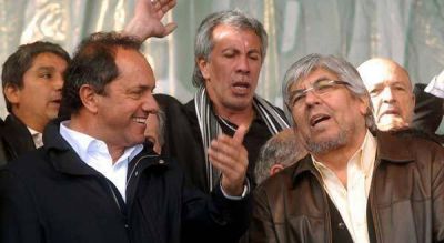 Scioli le pidi� a Moyano que revea su renuncia al PJ 