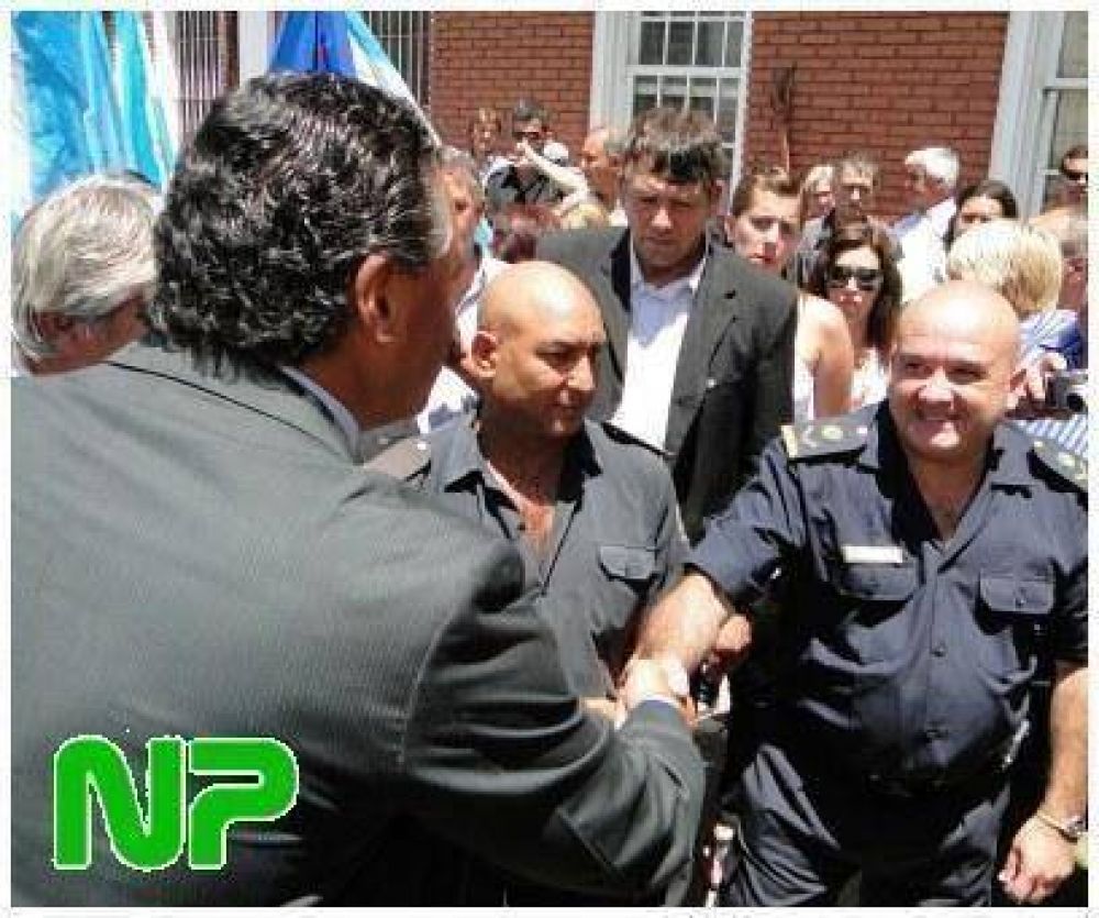 EL INTENDENTE DE JOSE C. PAZ ENTREGO MOVILES A LA POLICIA DISTRITAL