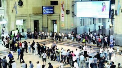 Largas colas para evitar el aumento en el transporte
