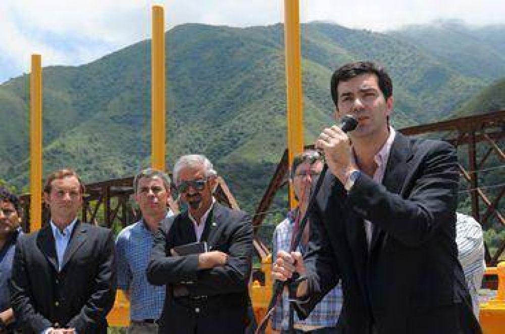 El Gobernador Juan M.Urtubey inaugur� obra en el r�o Toro. 