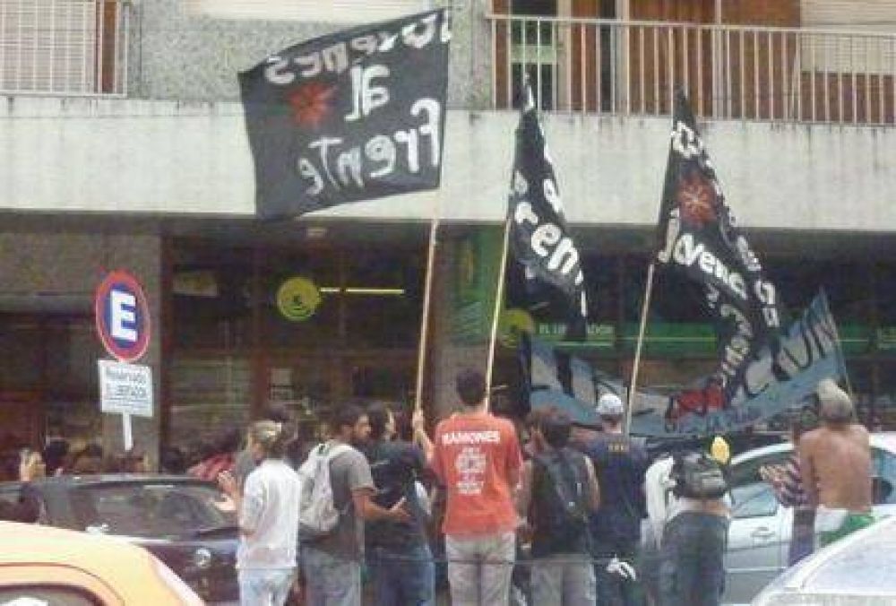 Concentraci�n y escrache contra el aumento del colectivo