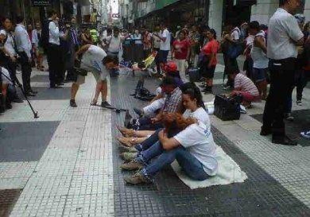 Manteros se encadenan y empiezan huelga de hambre