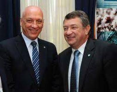 Bonfatti y Yahuar hicieron la entrega de fondos para paliar la sequ�a en el norte provincial