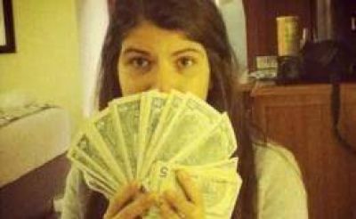 Pol�mica por foto de la hija de Ch�vez con un fajo de d�lares