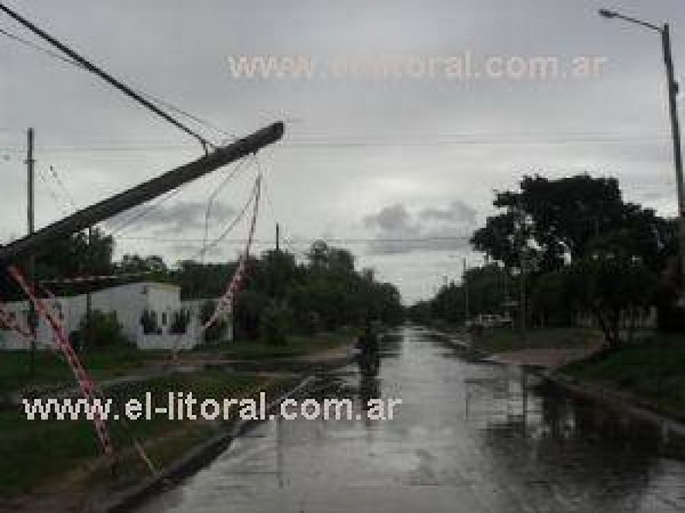 Fuertes vientos dejaron sin luz a varias poblaciones y destecharon viviendas