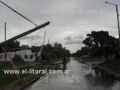 Fuertes vientos dejaron sin luz a varias poblaciones y destecharon viviendas