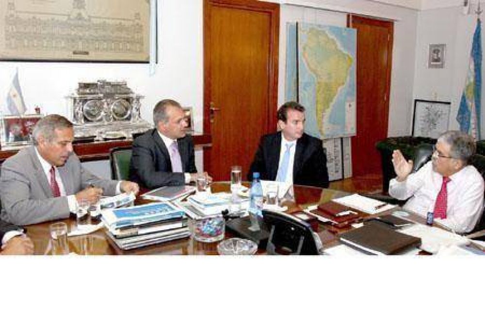 Buzzi y gobernadores de la Ofephi reclaman mayor inversi�n petrolera