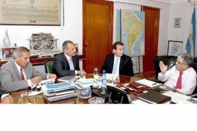 Buzzi y gobernadores de la Ofephi reclaman mayor inversi�n petrolera