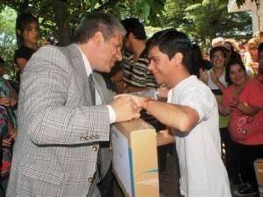 El Gobernador entreg� computadoras a los alumnos del Centro Educativo Terap�utico Saw�