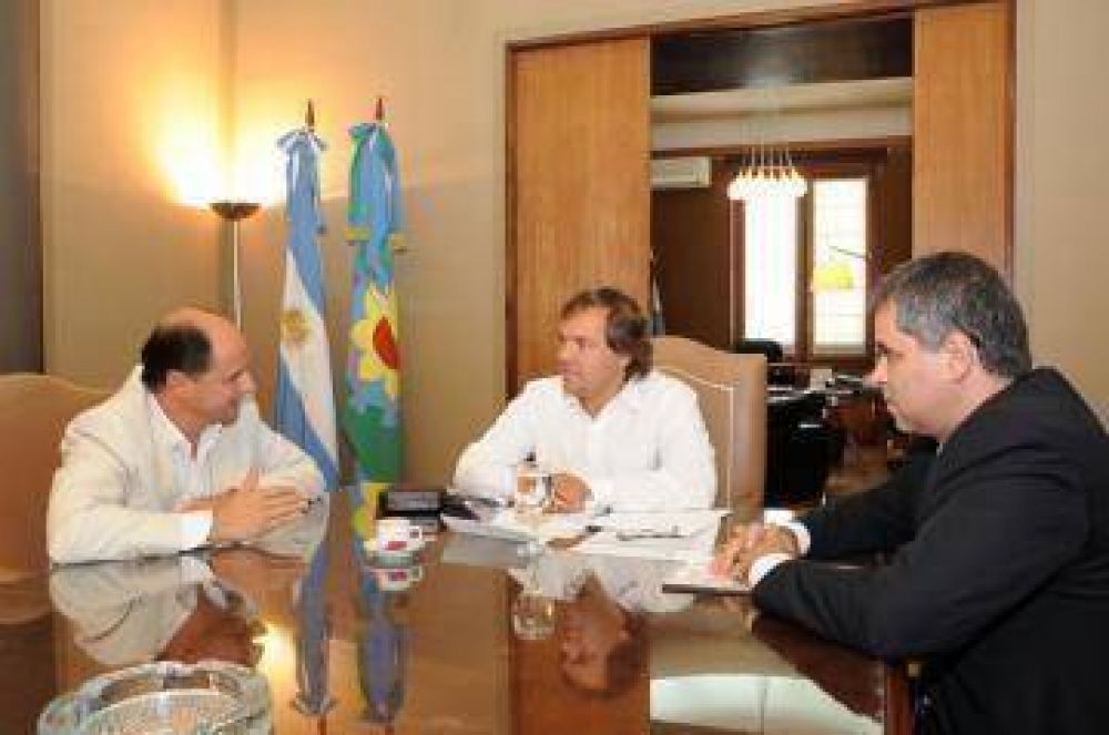 Provincia entreg� 500 mil pesos para luminarias