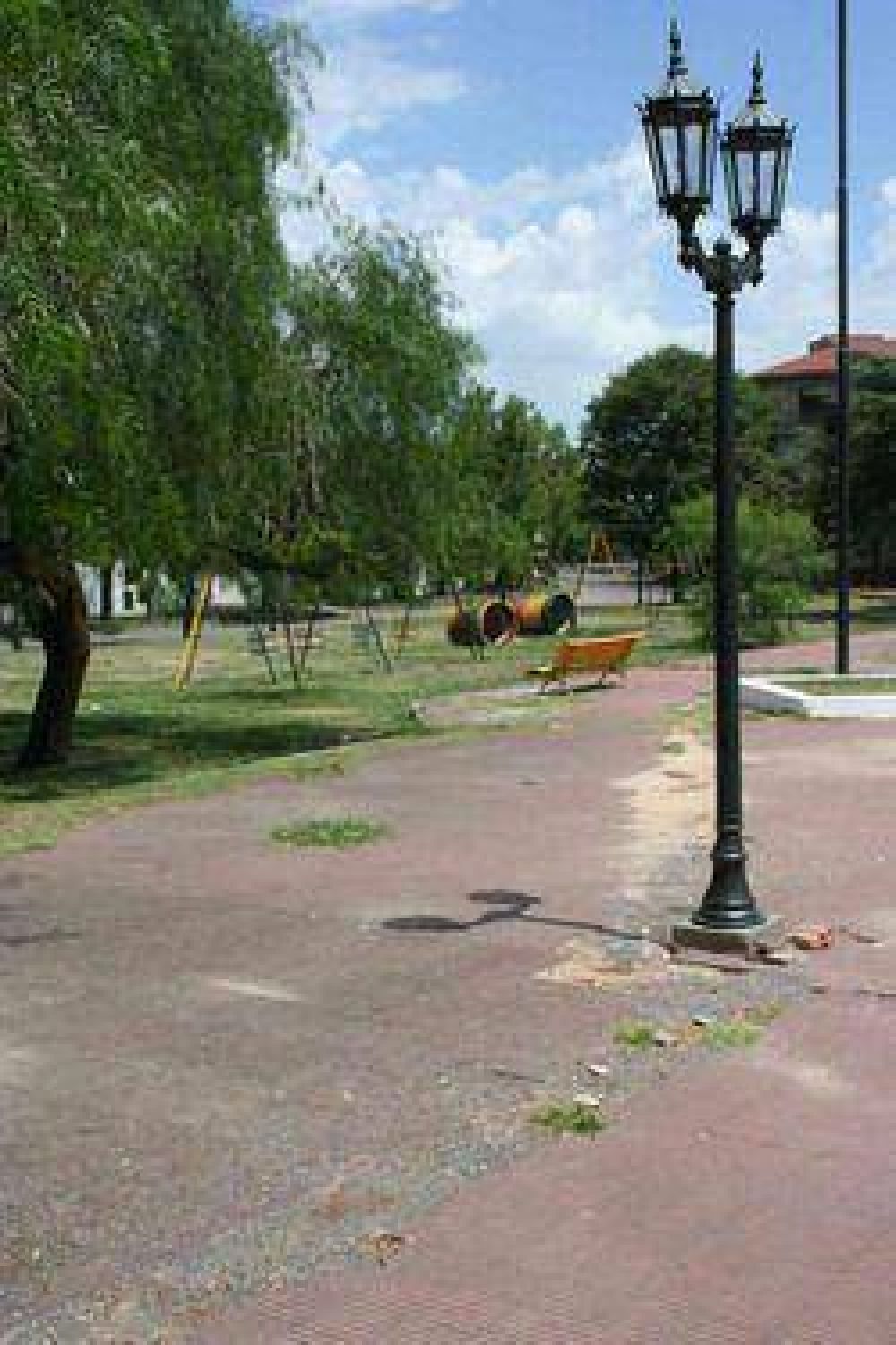 El jueves comienzan a construirse las veredas de Plaza Espa�a.