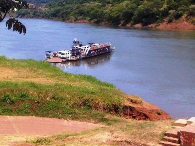 Iguaz�: Agilizan paso fronterizo con servicio de balsas 