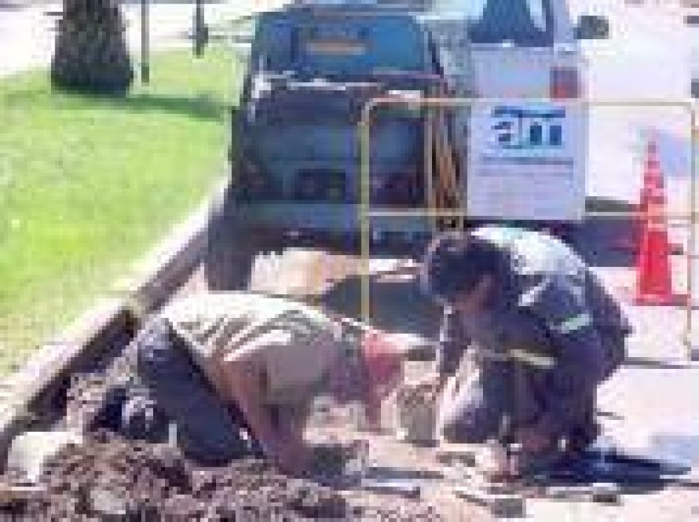 Aguas Mendocinas sigue rompiendo asfalto nuevo