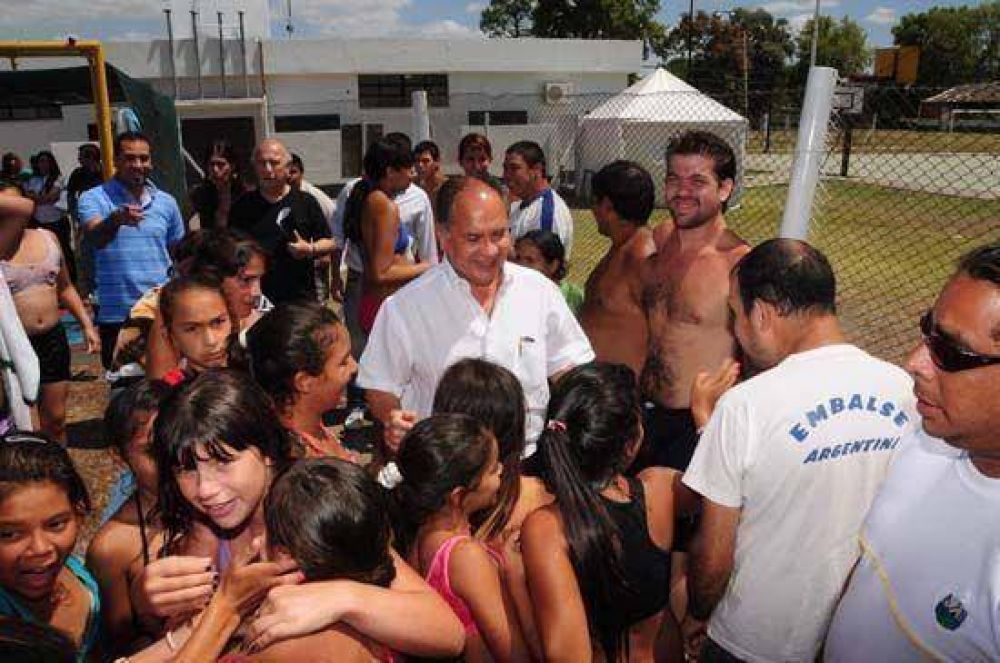 ITUZAING�: Descalzo visit� a los chicos de la colonia de vacaciones 