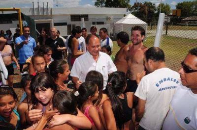 ITUZAING�: Descalzo visit� a los chicos de la colonia de vacaciones 