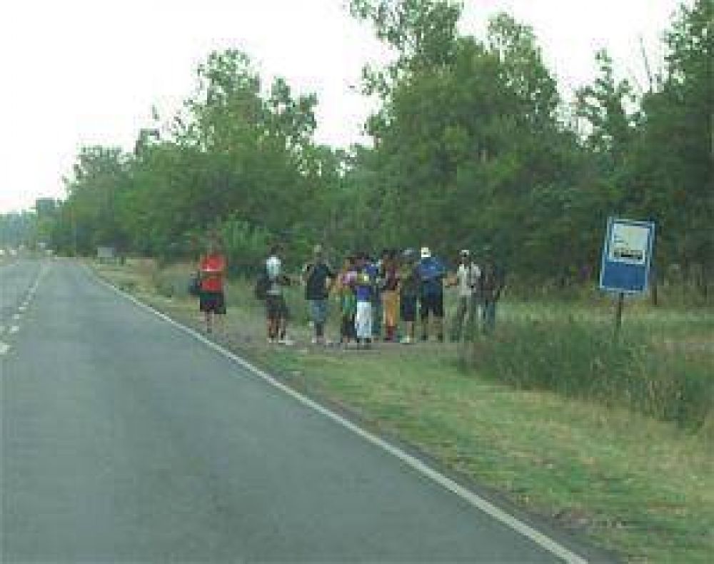 Sin refugios no es grato esperar el colectivo en los barrios de Varela.