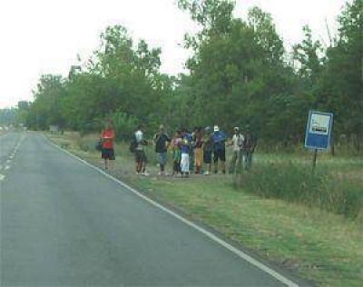 Sin refugios no es grato esperar el colectivo en los barrios de Varela.