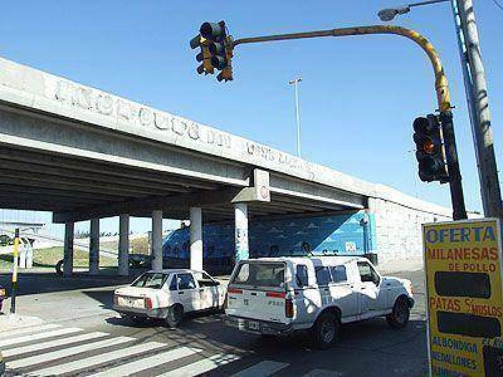 Los semforos de la colectora de Camino Negro siguen sin funcionar.