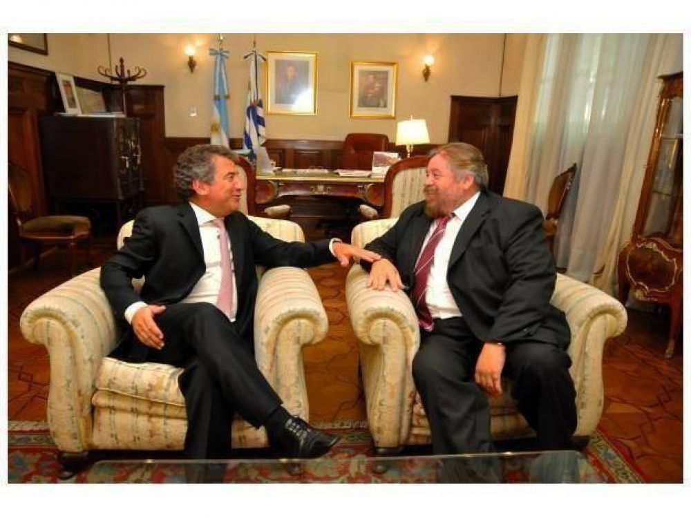 Urribarri se reuni� con Dovena y trataron puntos estrat�gicos entre la provincia y el Uruguay 