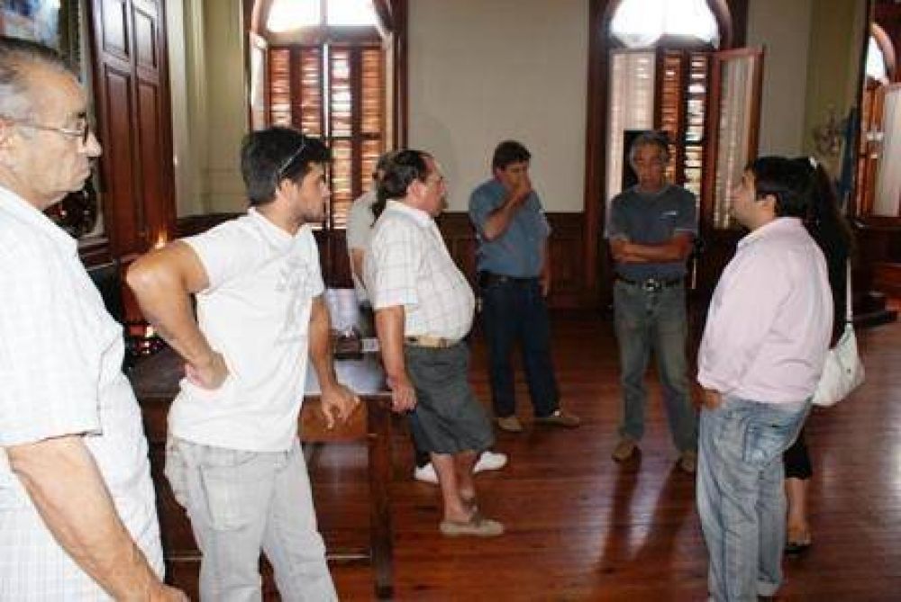 Reuni�n entre municipio y remiseros por el estacionamiento medido