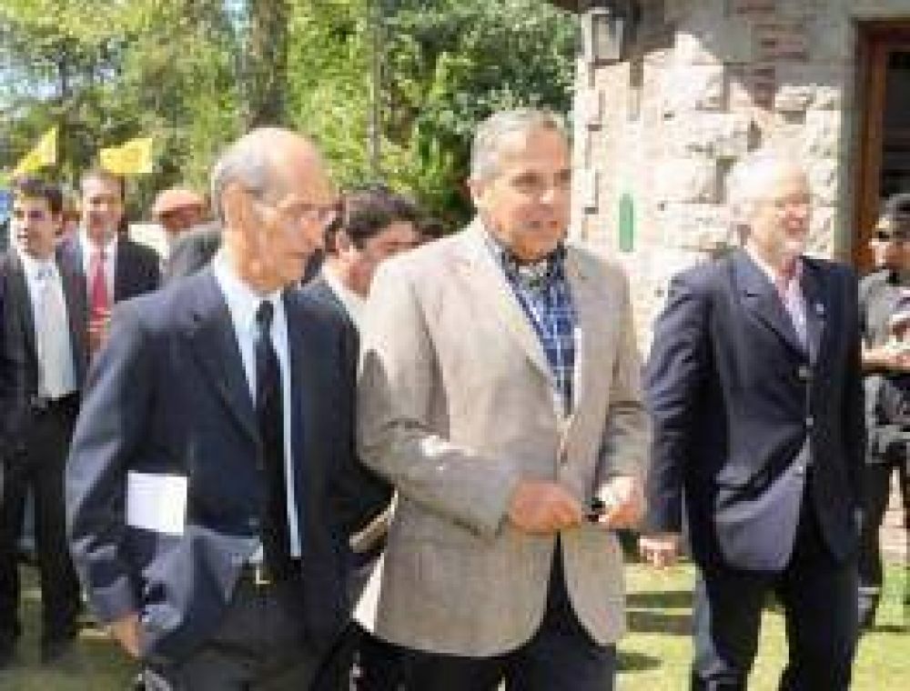 Sapag inaugur� la Rural con discurso de Bertoya