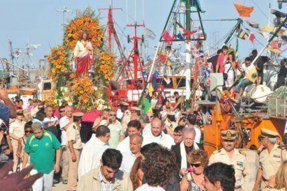 La Procesi�n de San Salvador fue acompa�ada por una verdadera multitud de pescadores y turistas