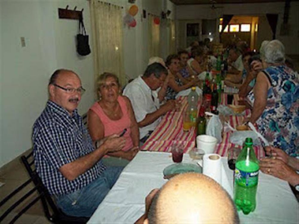 LUJ�N - LOS ABUELOS DEL CENTRO DE JUBILADOS JUAN XXIII RECIBIERON CON UN ALMUERZO AL SUBSECRETARIO DE POLITICAS SOCIALES