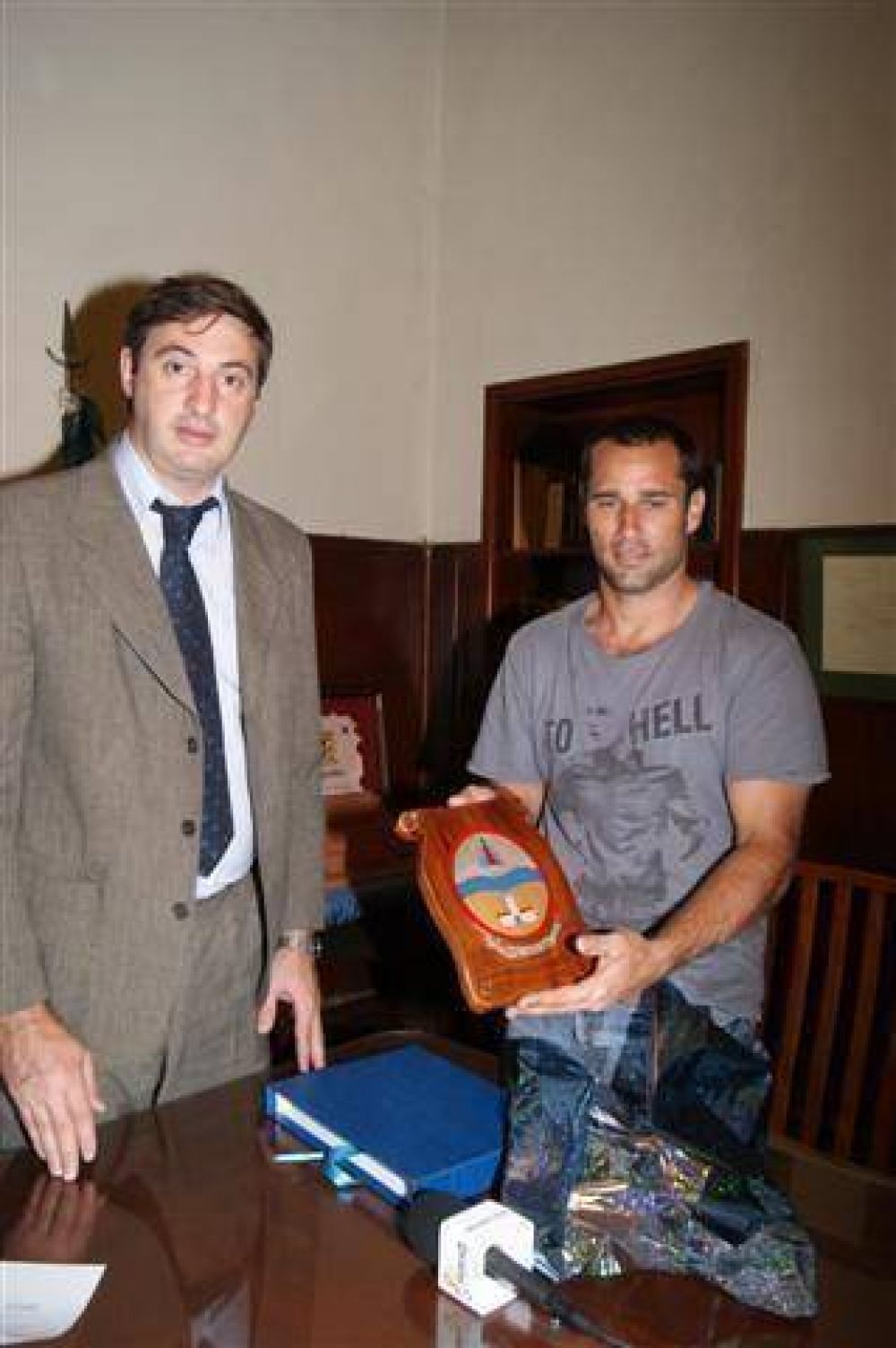  EL DOCTOR OSCAR LUCIANI DECLARO DEPORTISTA ILUSTRE DE LUJAN  A MAURICIO �PACO� GOMEZ