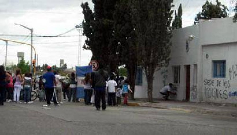 Atacaron a pedradas las seccional segunda de Trelew