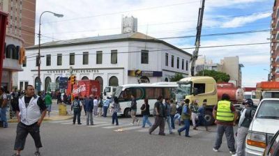 Camioneros reclama en Correo Argentino el contrato de Camuzzi