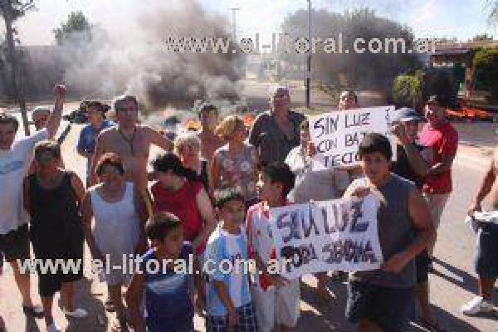 Quema de cubiertas y bronca vecinal por los cortes de luz