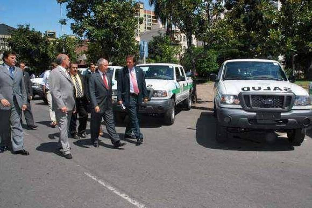 Incorporan camionetas 4x4 al �rea de Atenci�n Primaria de Salud 