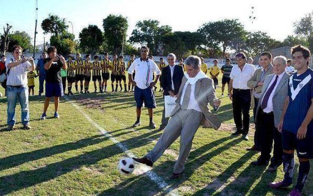 El Gobernador presenci� un amistoso de los juveniles de Velez Sarfield 