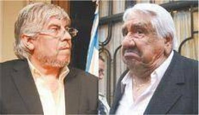 Moyano est� en el centro de todas las miradas