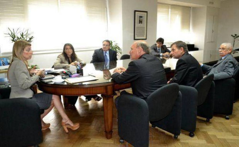 Debora Giorgi recibi� al ministro Lawson y Ercole Felippa, titular de la UIC