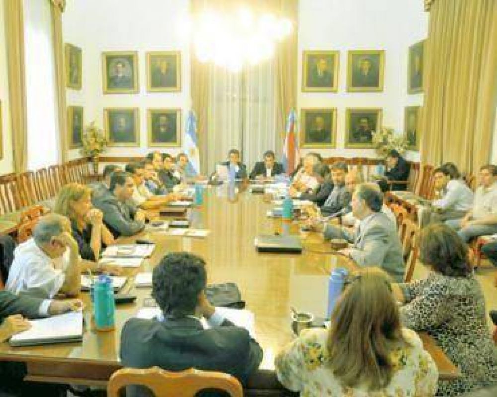 El gobernador anunci� plan para ingresos medios
