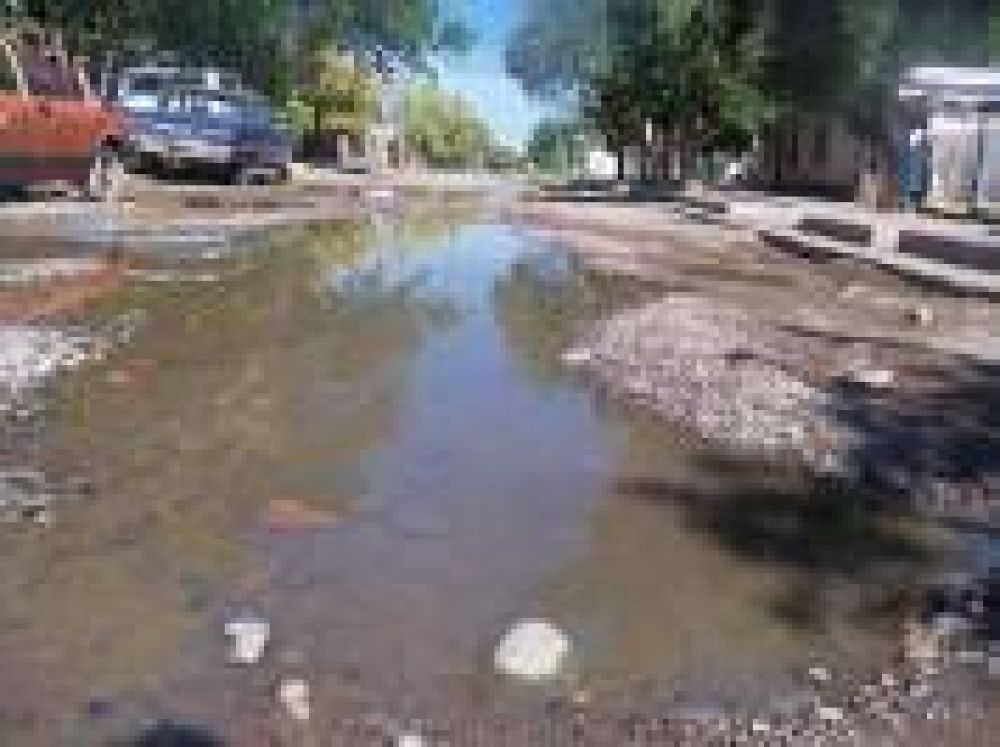 Ca�os rotos pierden agua potable e inundan calles pese a la escasez