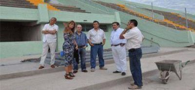 El gobernador constato las obras en el estadio para la Chaya 2012