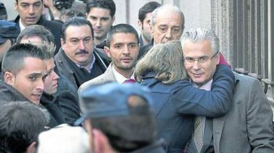 Las v�ctimas de Franco tomaron la palabra para defender a Garz�n